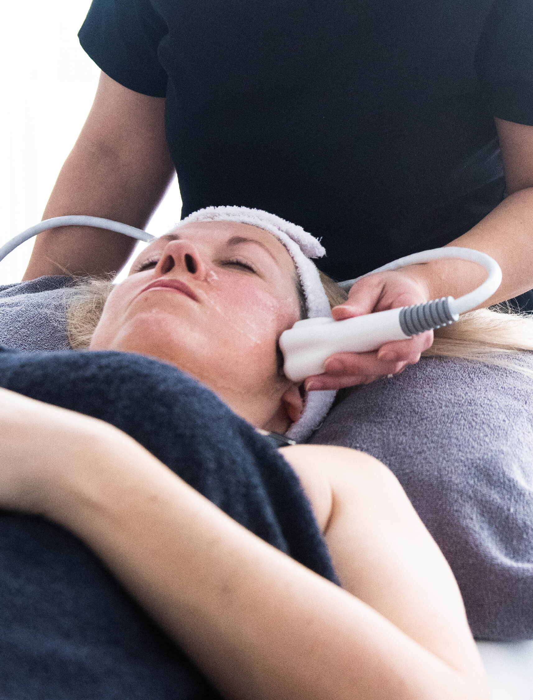 Traitement Venus Freeze du visage : application de la radiofréquence multipolaire et des champs magnétiques pour raffermir la peau, stimuler la production de collagène et réduire les rides. Soin anti-âge avancé offert par St-Laurent Médico-Esthétique.