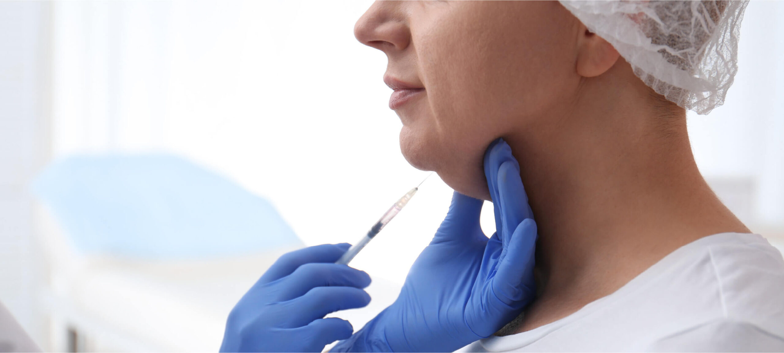 Traiter le double menton sans chirurgie : les options injectables