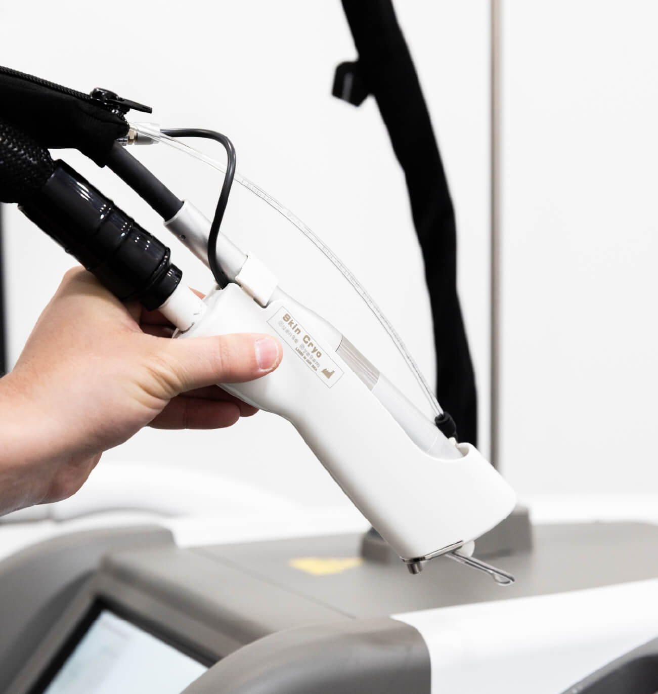 Gros plan de la pièce à main du laser Quanta Skin Cryo utilisée pour les traitements esthétiques comme le Boost Collagène et le rajeunissement cutané.