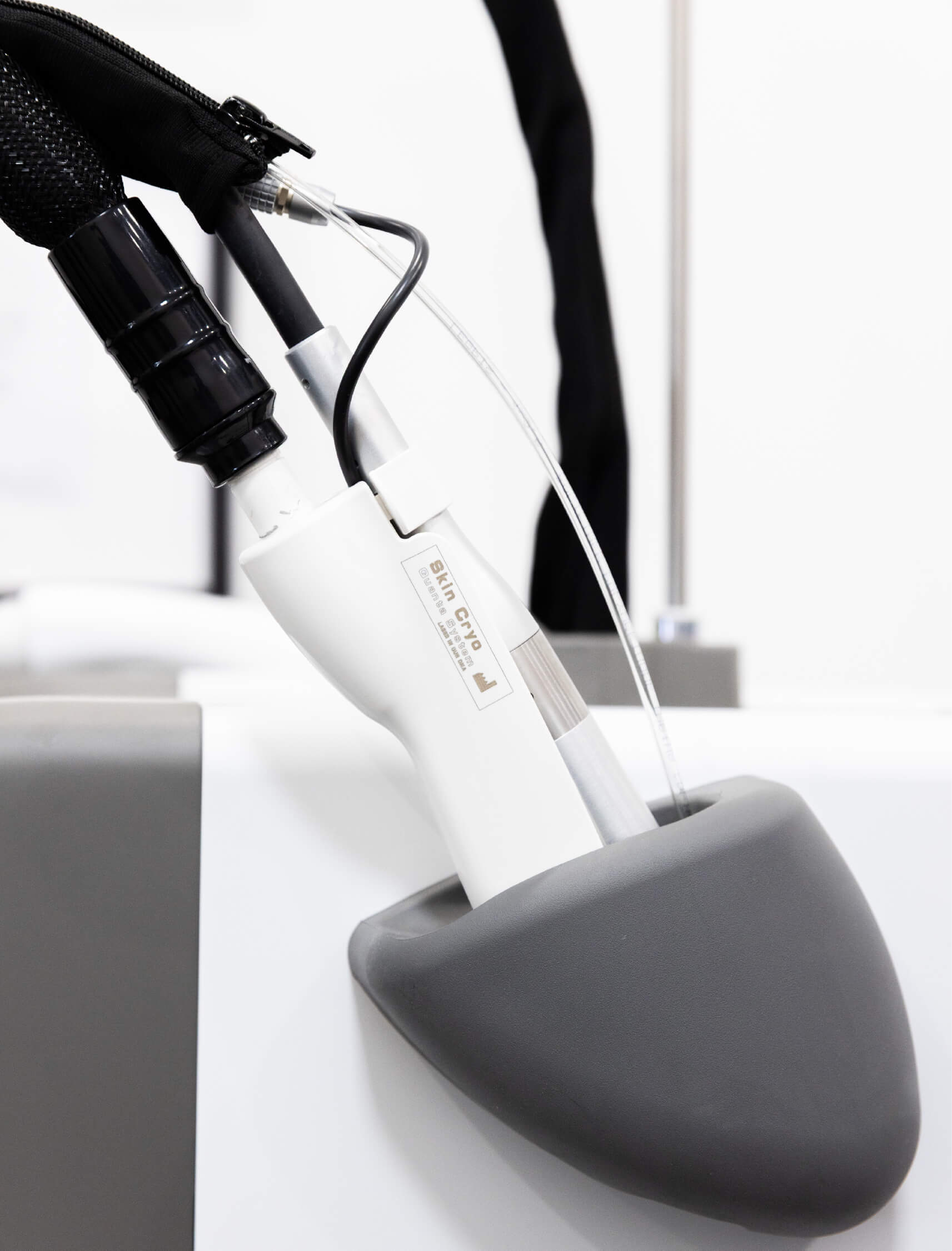 Gros plan de la pièce à main du laser Quanta Skin Cryo utilisée pour les traitements esthétiques comme le Boost Collagène et le rajeunissement cutané.