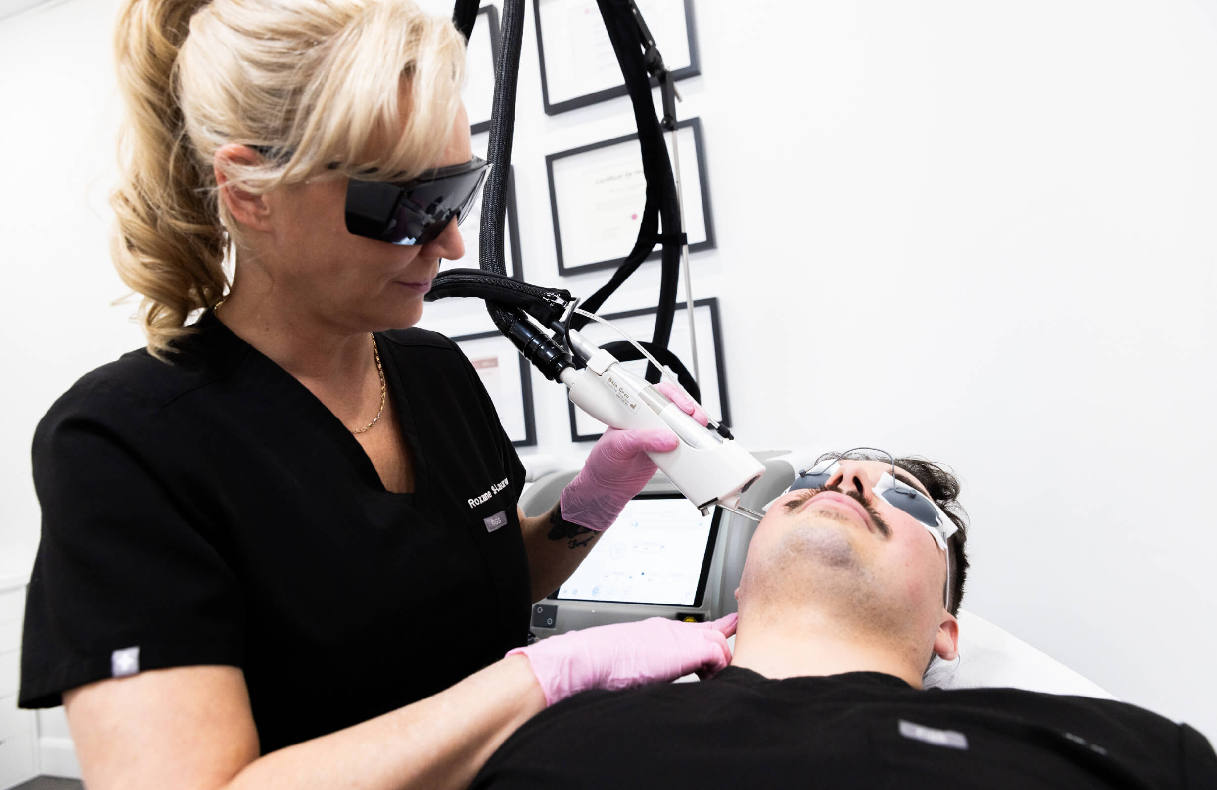 Traitement Boost Collagène au laser Quanta sur le visage d’un homme pour stimuler la production de collagène et améliorer la fermeté de la peau.