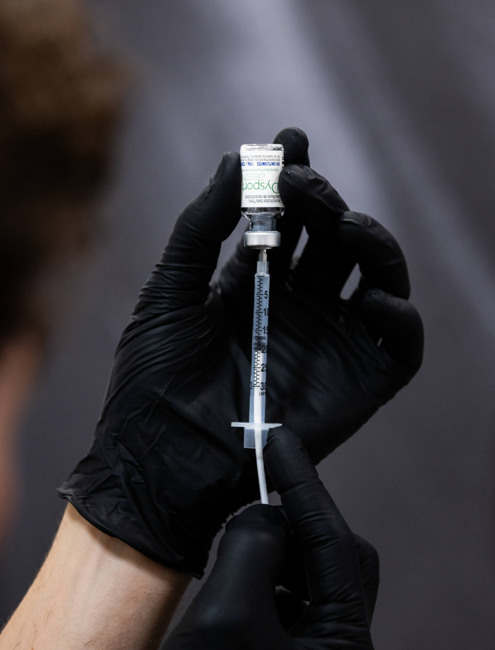 Préparation d’une injection de neuromodulateur à partir d’un flacon de toxine botulique à des fins esthétiques.