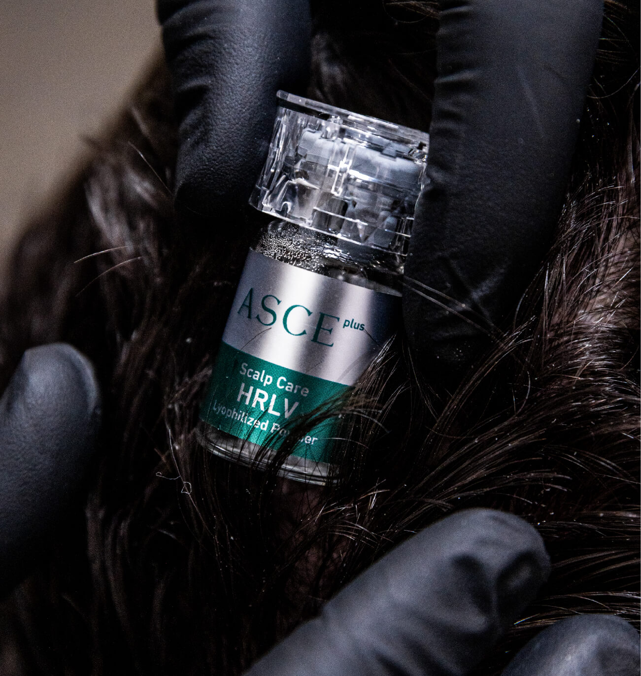 Flacon d’exosomes ASCE+ HRLV pour soin du cuir chevelu, utilisé dans les traitements de repousse capillaire.