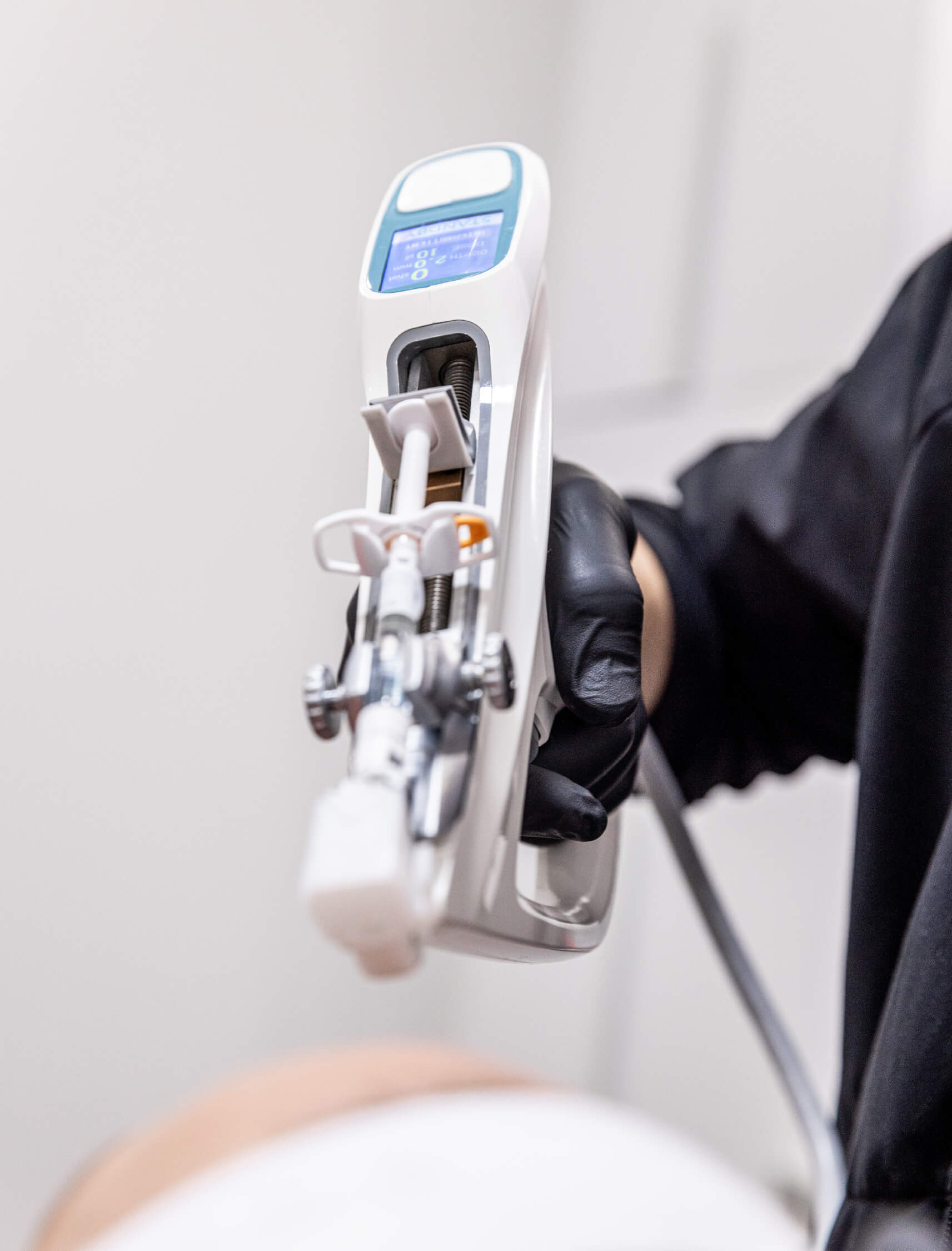 Gros plan sur un injecteur multi-aiguilles utilisé pour l’administration de Skinboosters visant à améliorer l’hydratation et la texture de la peau.