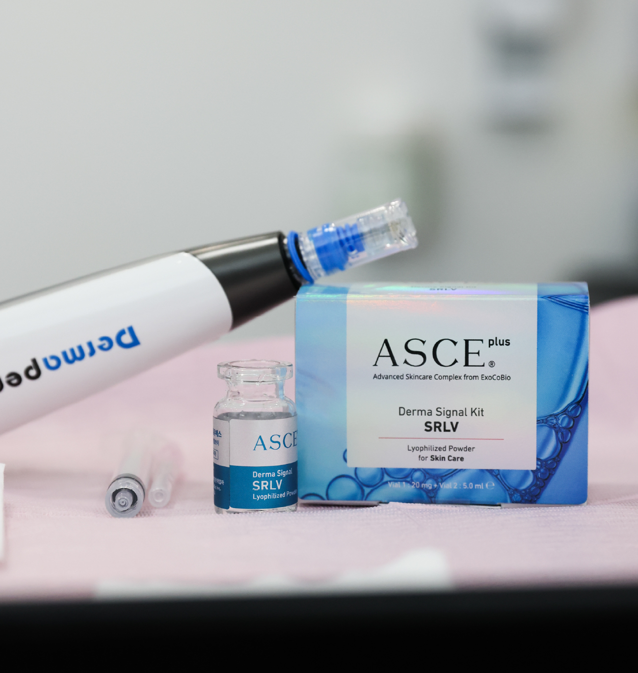 Produits ASCE+ aux exosomes et appareil Dermapen utilisés pour un traitement du visage