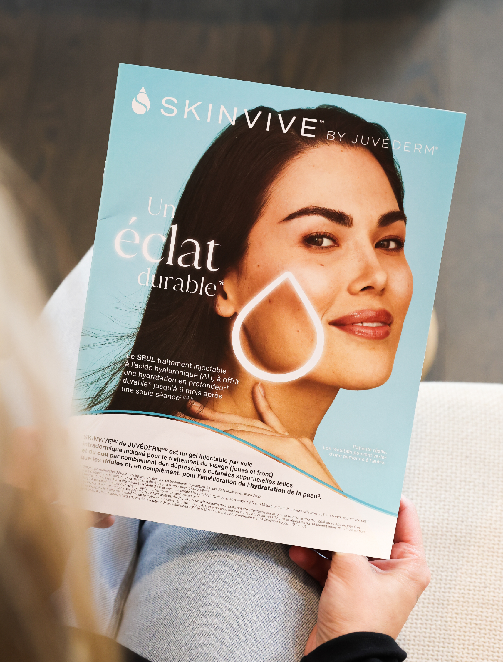 Brochure Skinvive de Juvéderm présentant le traitement injectable à l’acide hyaluronique pour améliorer l’hydratation de la peau.